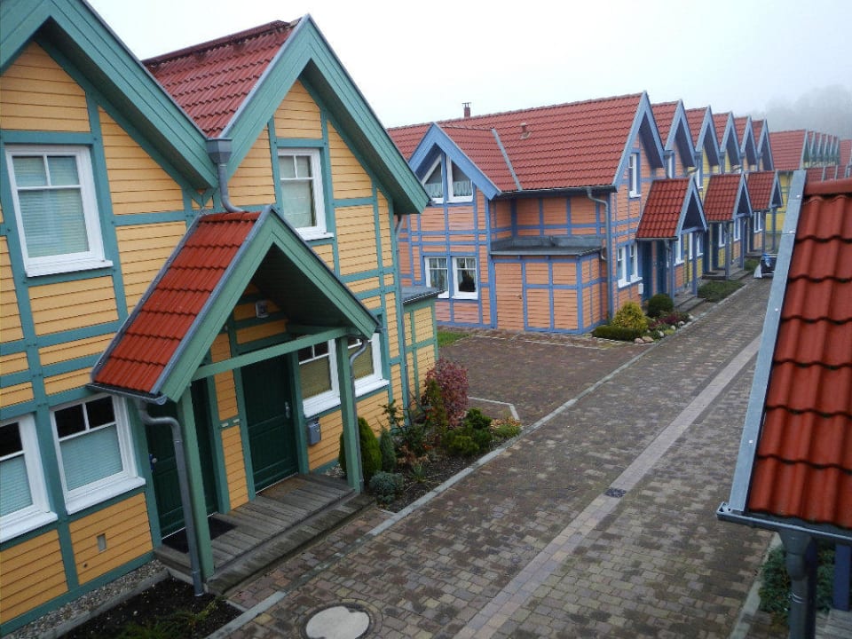 Blick auf die Suitenhäuser Precise Resort Hafendorf Rheinsberg