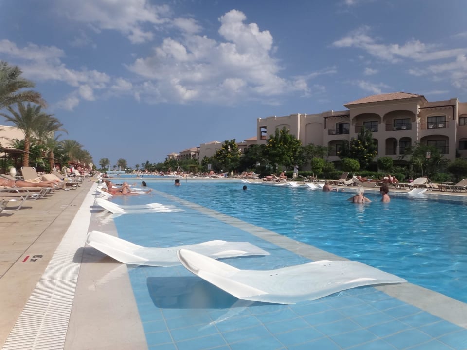 Basen z leżakami w wodzie podgrzewanej JAZ Aquamarine Resort