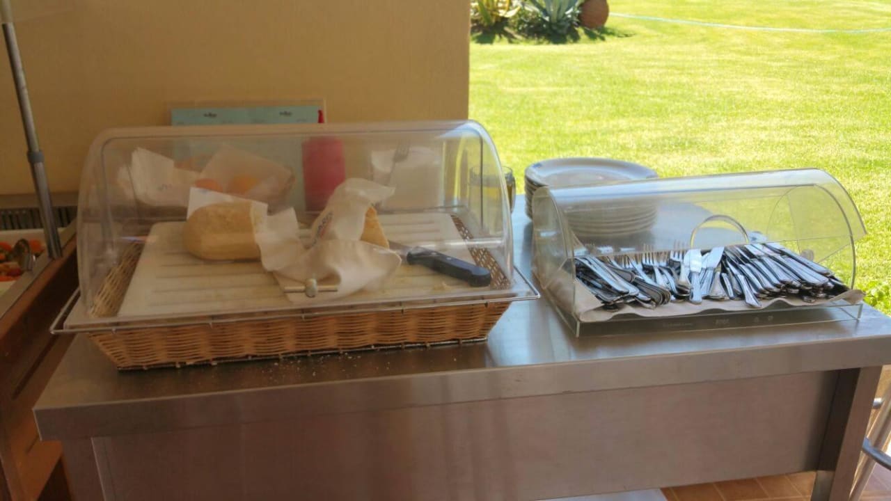 Üppige Brotbeilage zum Salat Vantaris Luxury Beach Resort