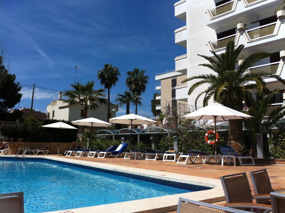 Freie Liegen ? denkste, alle ab 8:30 Uhr geblockt  allsun Hotel Cristóbal Colón