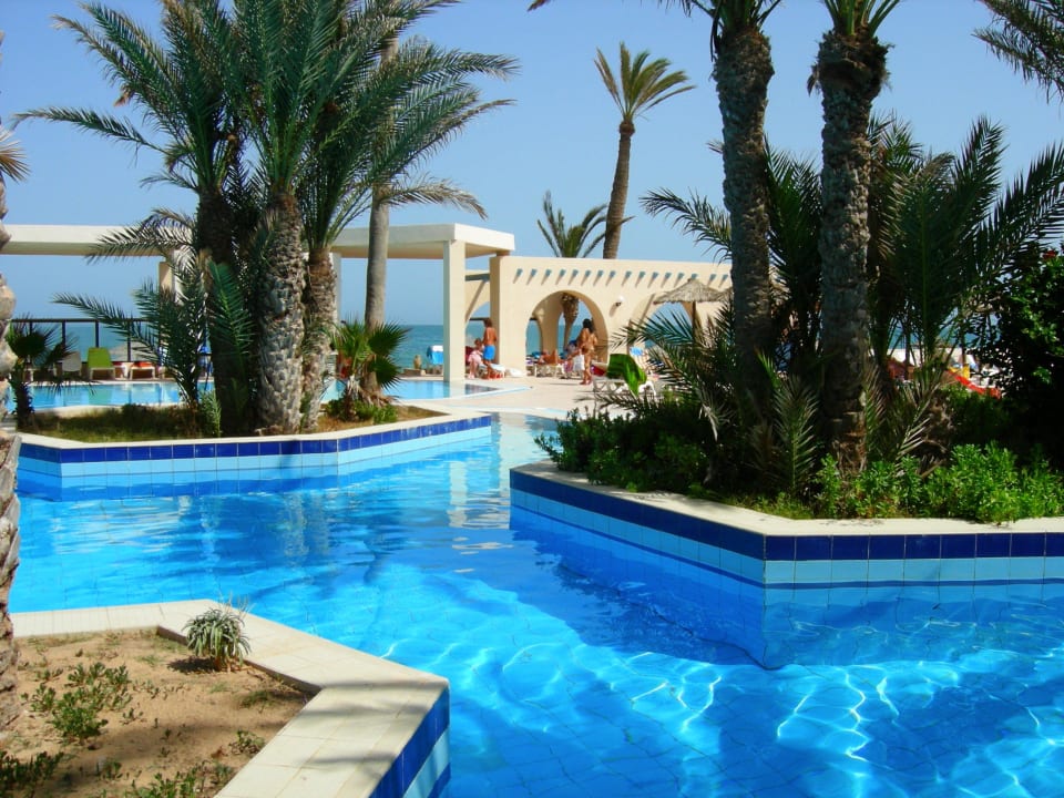 Wunderschöner Pool mit Palmeninseln Zita Beach Resort