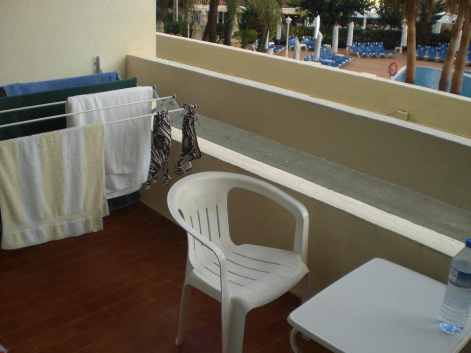 Balkon mit Stühlen und Wäscheständer Valentin Reina Paguera