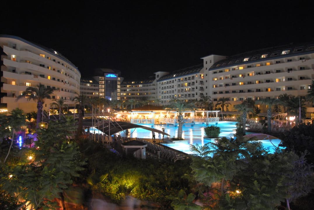Blick auf die Anlage bei Nacht Crystal Admiral
