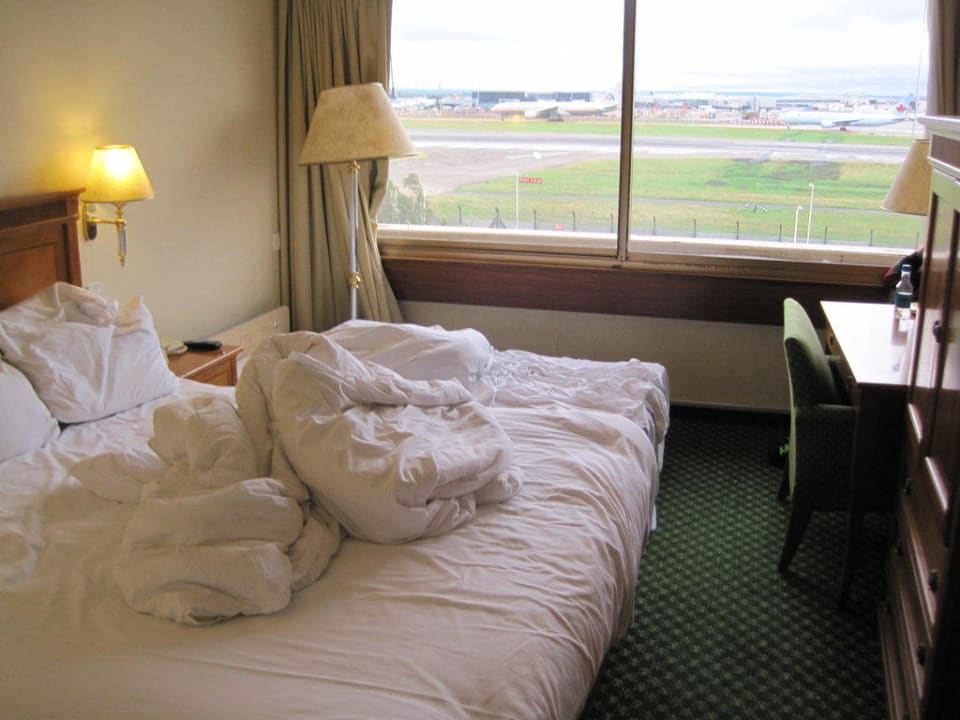 Doppelzimmer mit Zustellbett vorm Fenster Renaissance London Heathrow Hotel