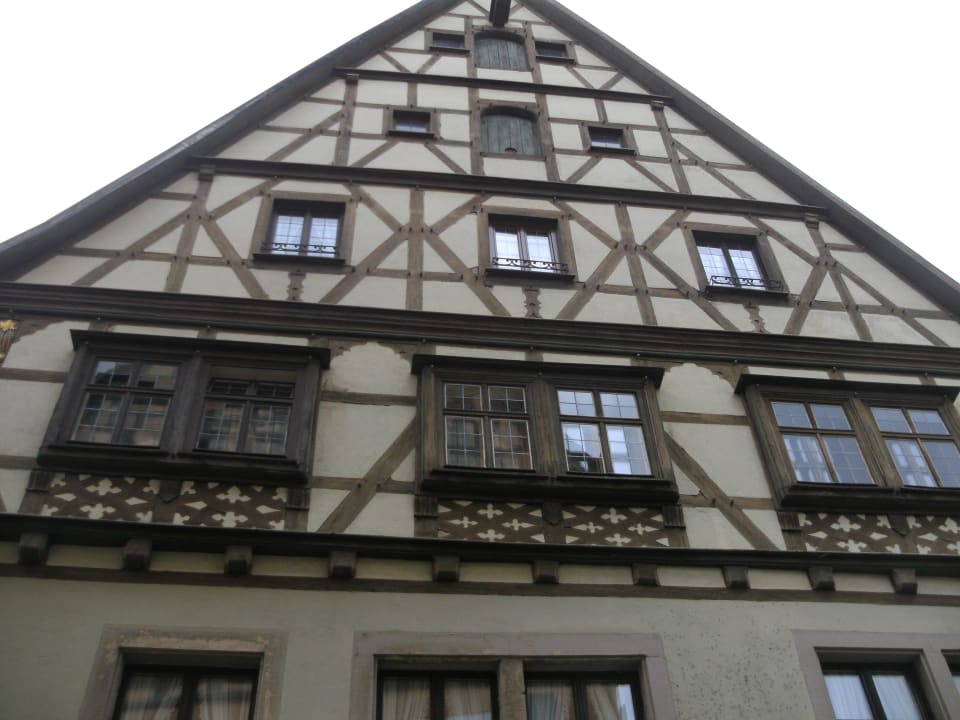 Der Giebel mit unserem Fenster Der Reichsküchenmeister - Das Herz von Rothenburg