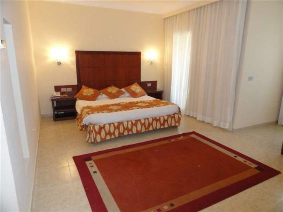 Blick auf das Doppelbett Hotel Tropicana Azure Club