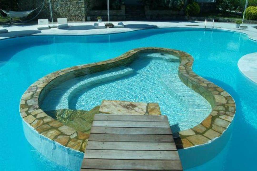 Sitzbereich im Pool Ekies All Senses Resort, a Member of Design Hotels