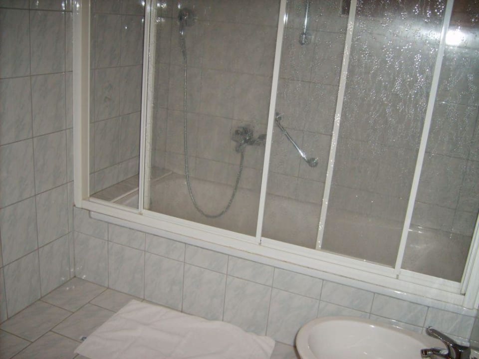 Grosses Bad mit Fenstern Hotel Bad Hochmoos