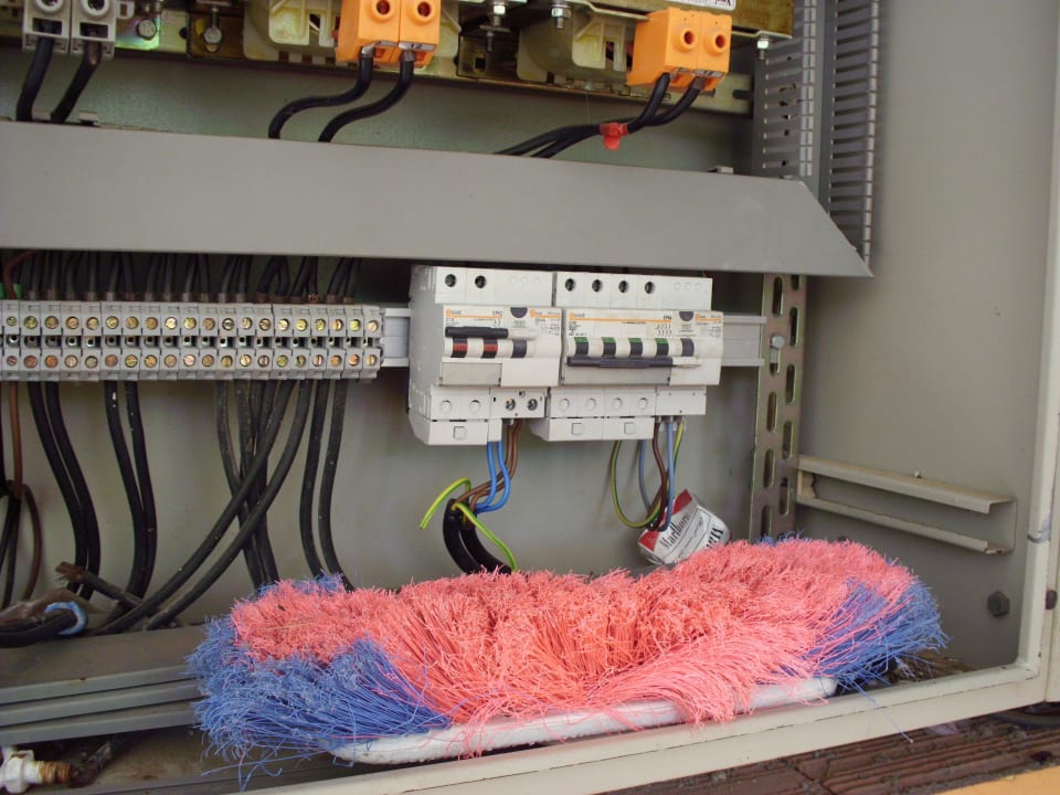 E-Schrank in der "Poolbar" Hotel African Queen