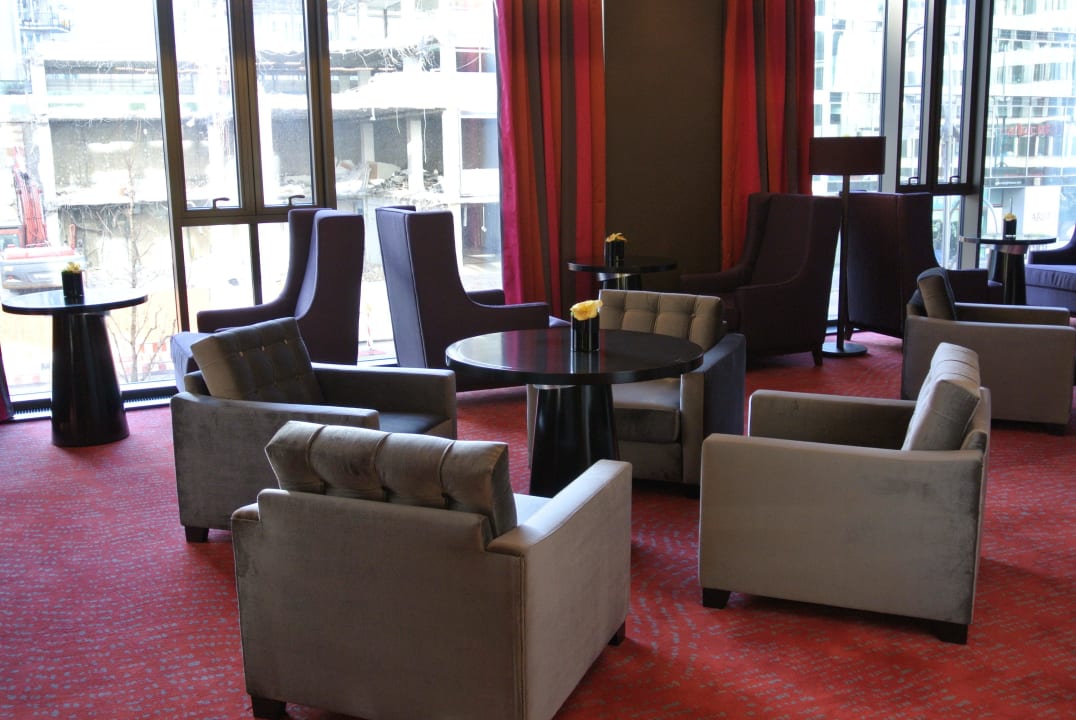 Sitzgruppen im Hallenbereich Waldorf Astoria Berlin