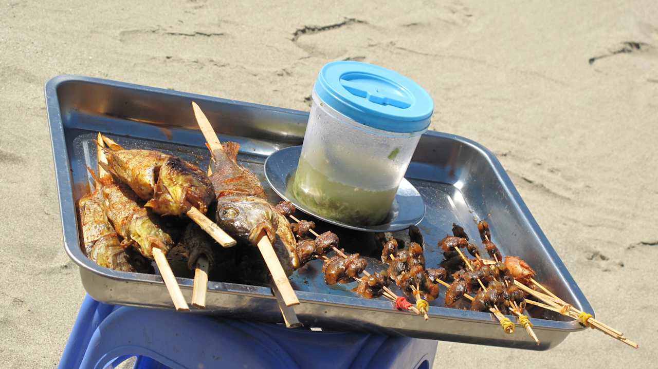 Leckereien am Strand von den Einheimischen Hotel Aureum Palace Resort