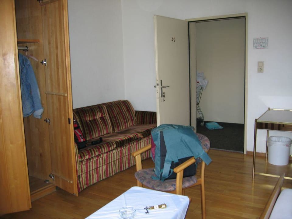 Zimmer mit Eingangstür Hotel Max