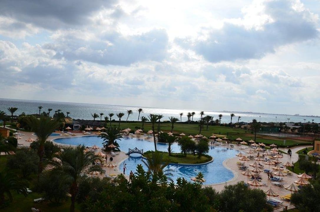 Widok na basen i morze Nour Palace Resort & Thalasso