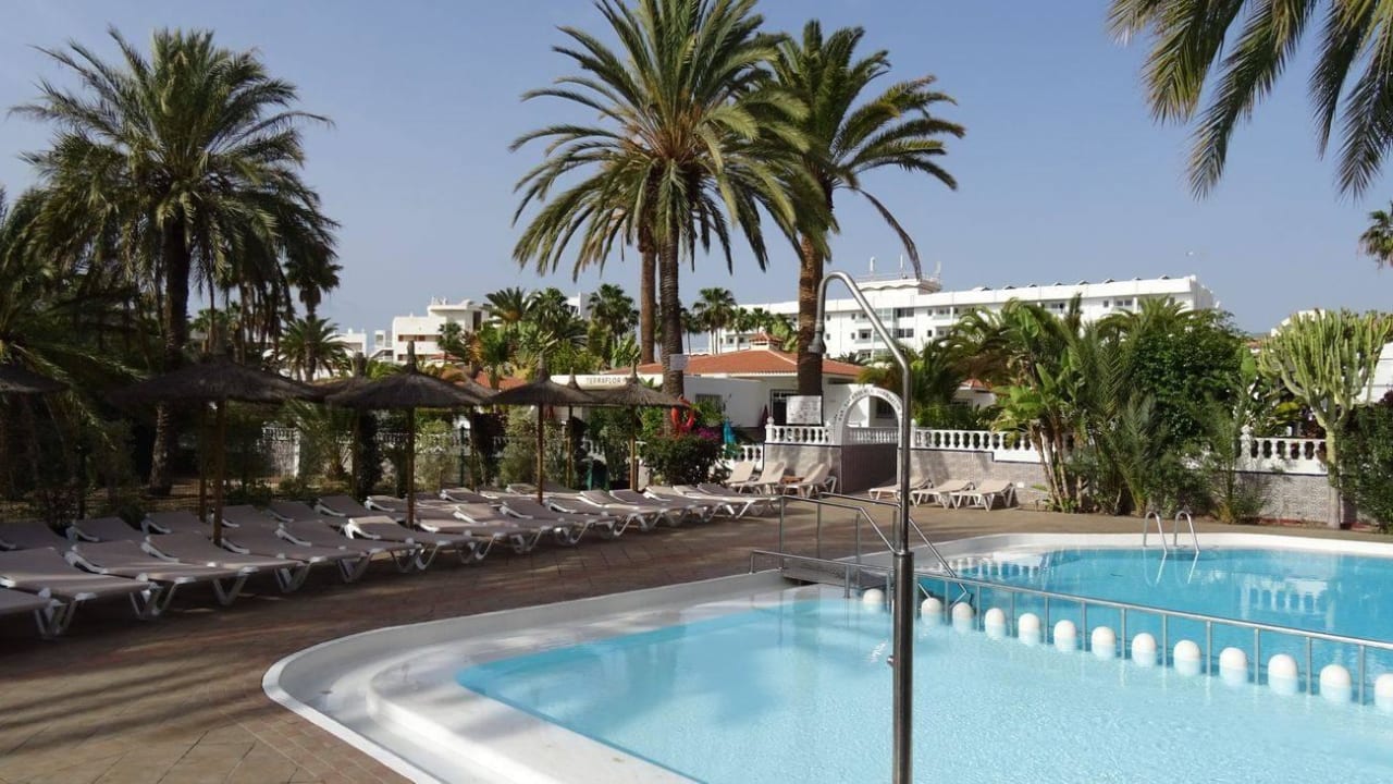 Pool mit neuen Liegen HL Miraflor Suites Hotel