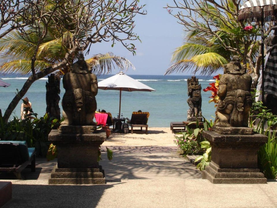Blick vom Pool zum Strand Villa Shanti Beach