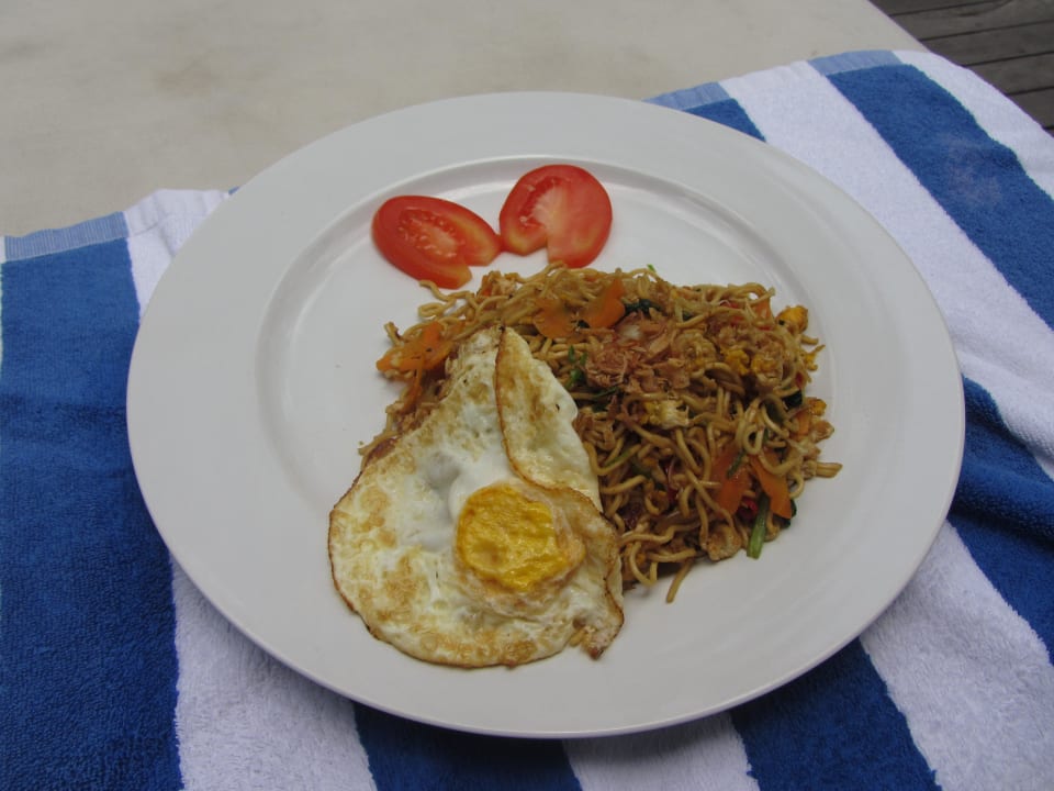 Gebratene Nudeln zum Lunch auf der Liege  Bayad Ubud Bali Villa