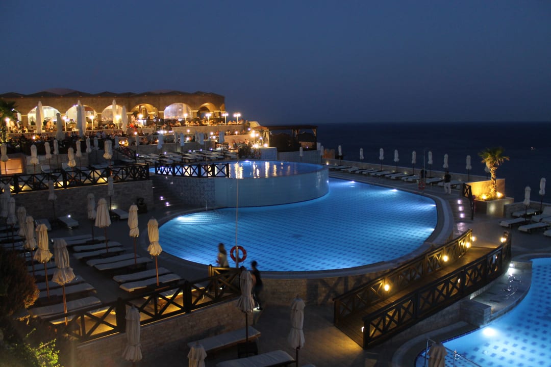 Poolanlage bei Nacht Hotel Kalithea Horizon Royal