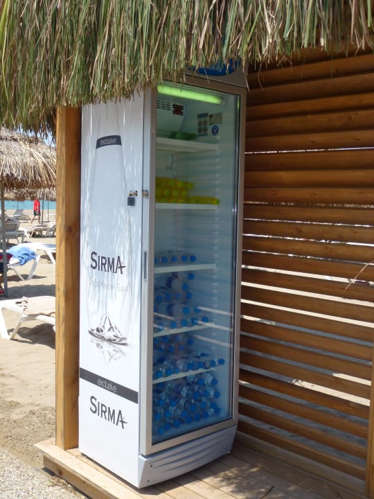 Freie, kühle Getränke am Strand Voyage Belek Golf & Spa