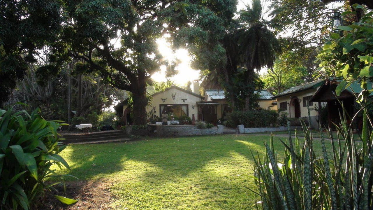 Hintere Bungalows ohne Sicht auf den Tierpark Mount Meru Game Lodge