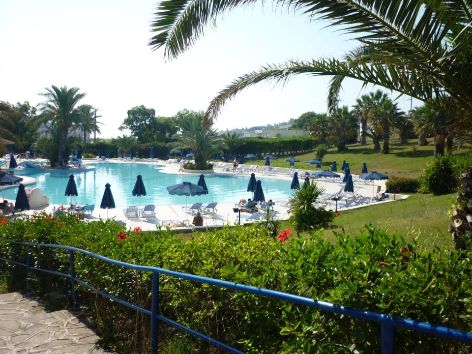 Blick auf einen Teil des Pools Kresten Palace Hotel