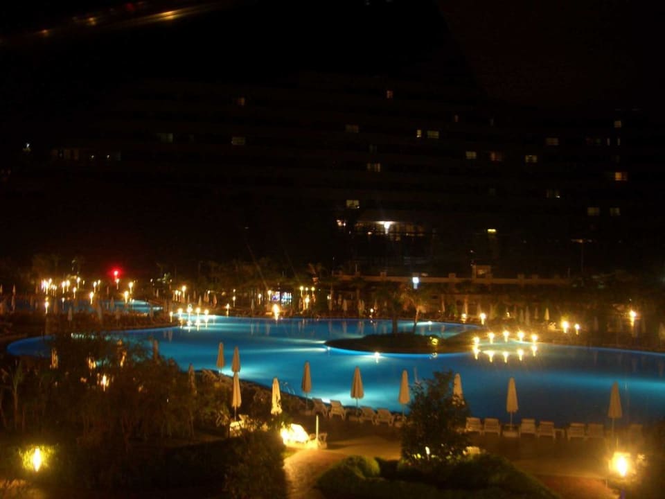 Pool und Garten bei Nacht Hotel Miracle Resort