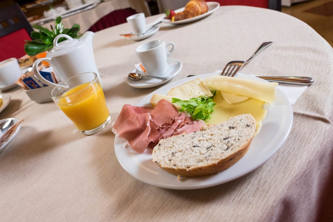 Restaurant West Point Airport Hotel