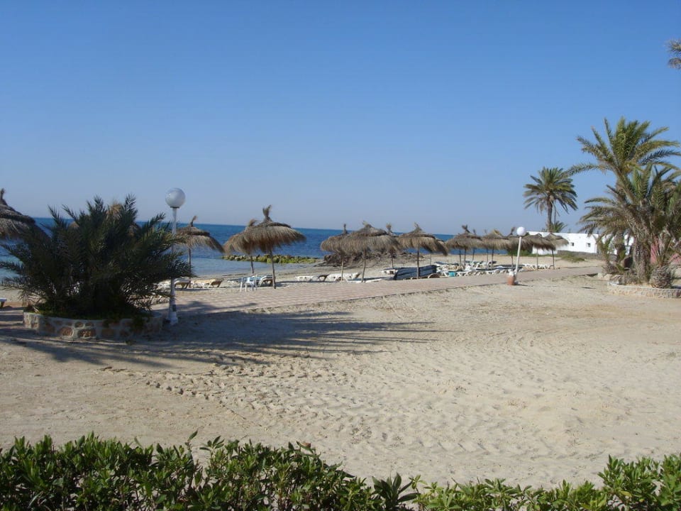 großer Strand mit vielen Liegemöglichkeiten Hotel El Mouradi Djerba Menzel