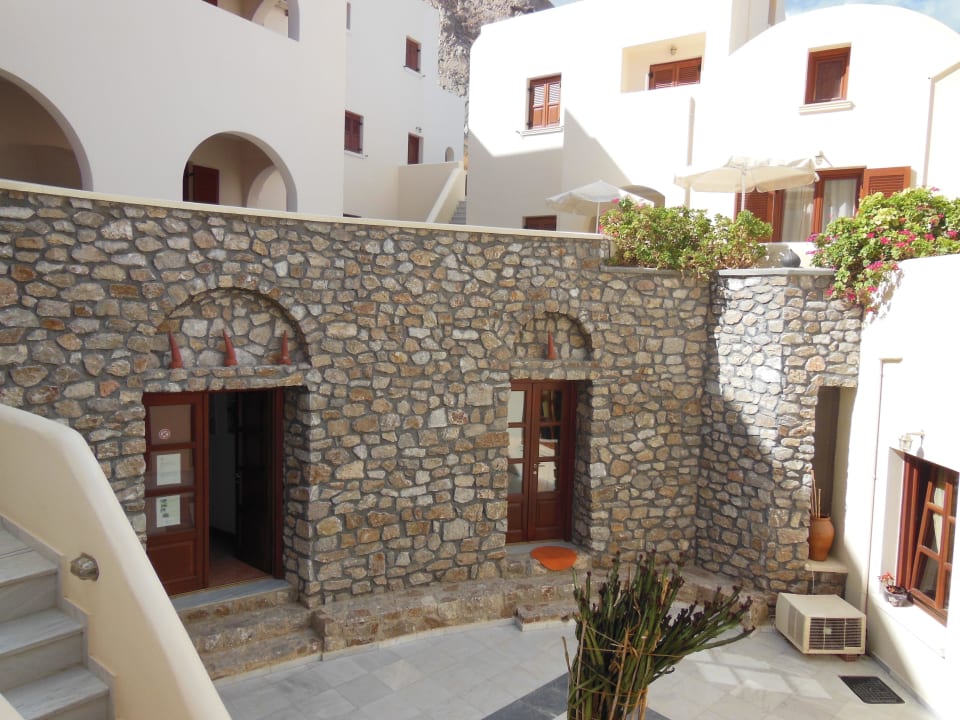 Innenhof vom Pool aus  Hotel Epavlis