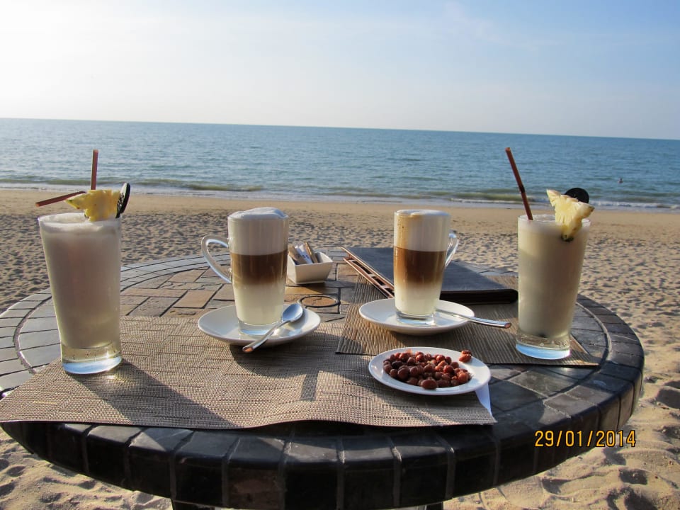 Happy Hour am Beach Beyond Khaolak - Adults only 16+