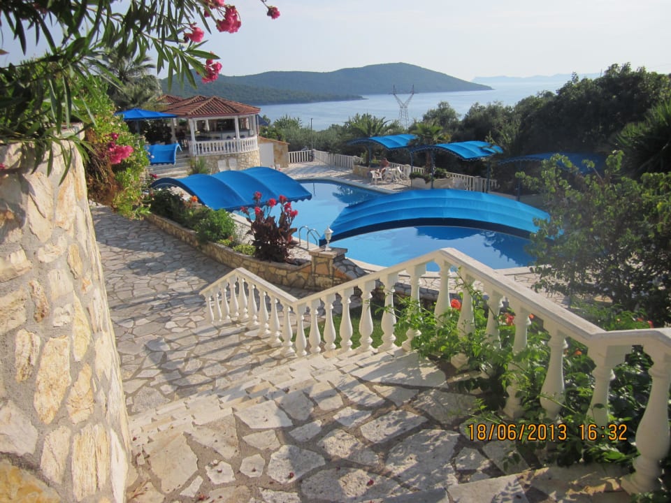 Ein Weg zum Pool Apartments Oase Muth