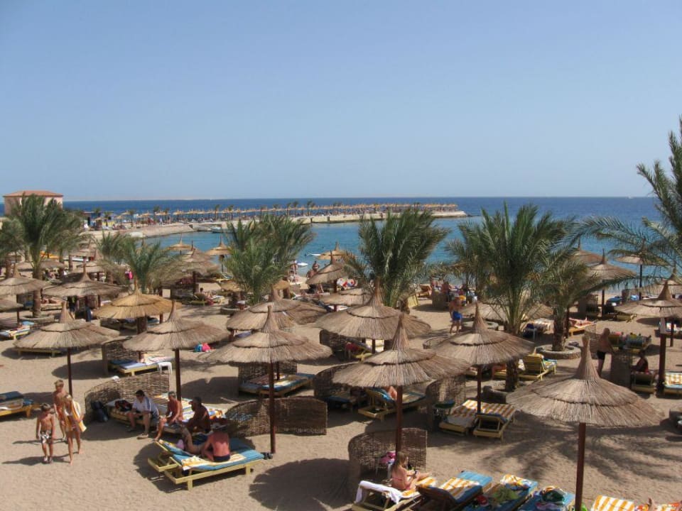Der Strand vom Hauptrestaurant gesehen Beach Albatros Resort