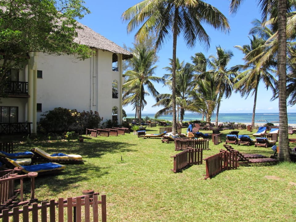 Liegewiese mit Blick zum Strand Hotel Papillon Lagoon Reef