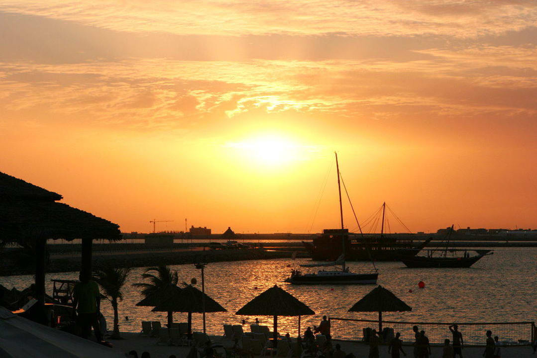 Sonnenuntergang Le Meridien Mina Seyahi Beach Resort & Waterpark