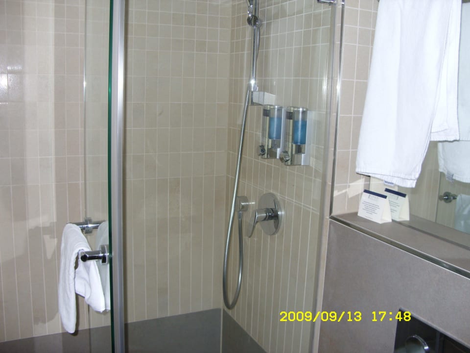 Bad-sehr geräumig TITANIC Comfort Berlin Mitte