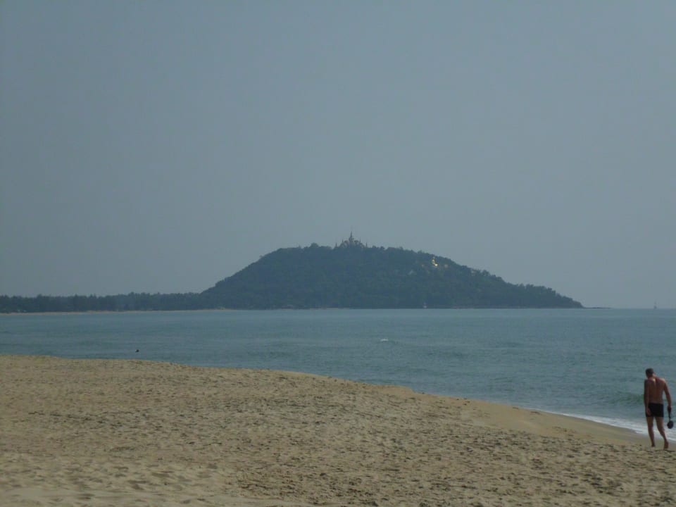 Blick Hotelstrand Richtung Tempel Baan Klang Aow Beach Resort