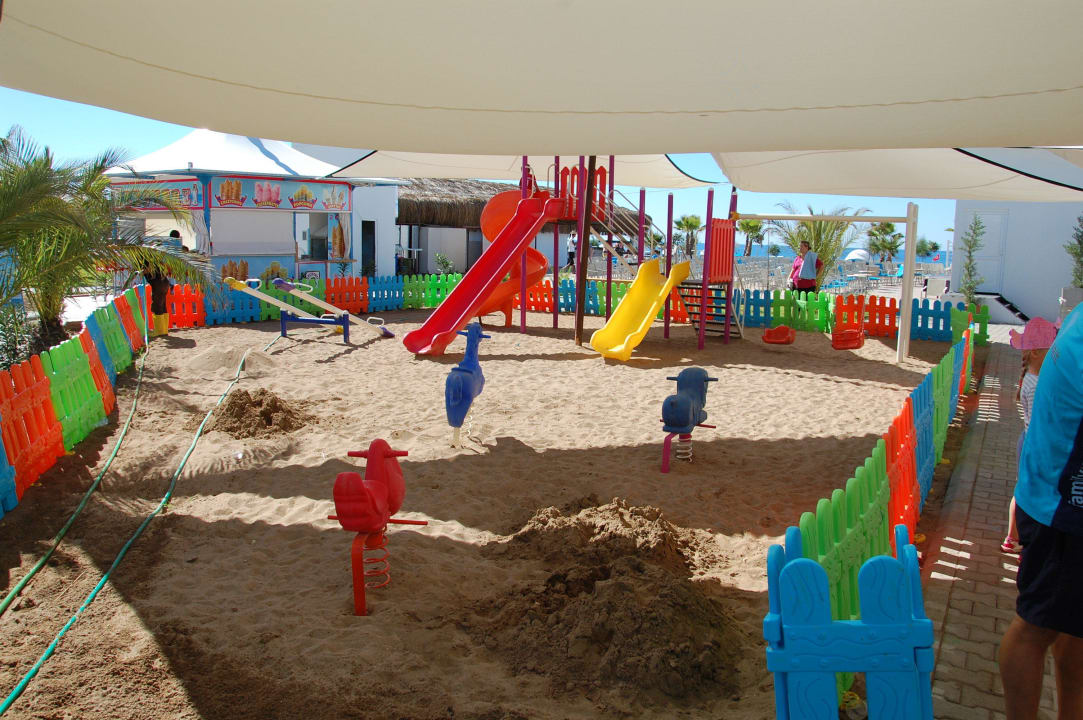 Kinderspielplatz vor dem Kinderclub Sultan of Dreams Hotel & Spa
