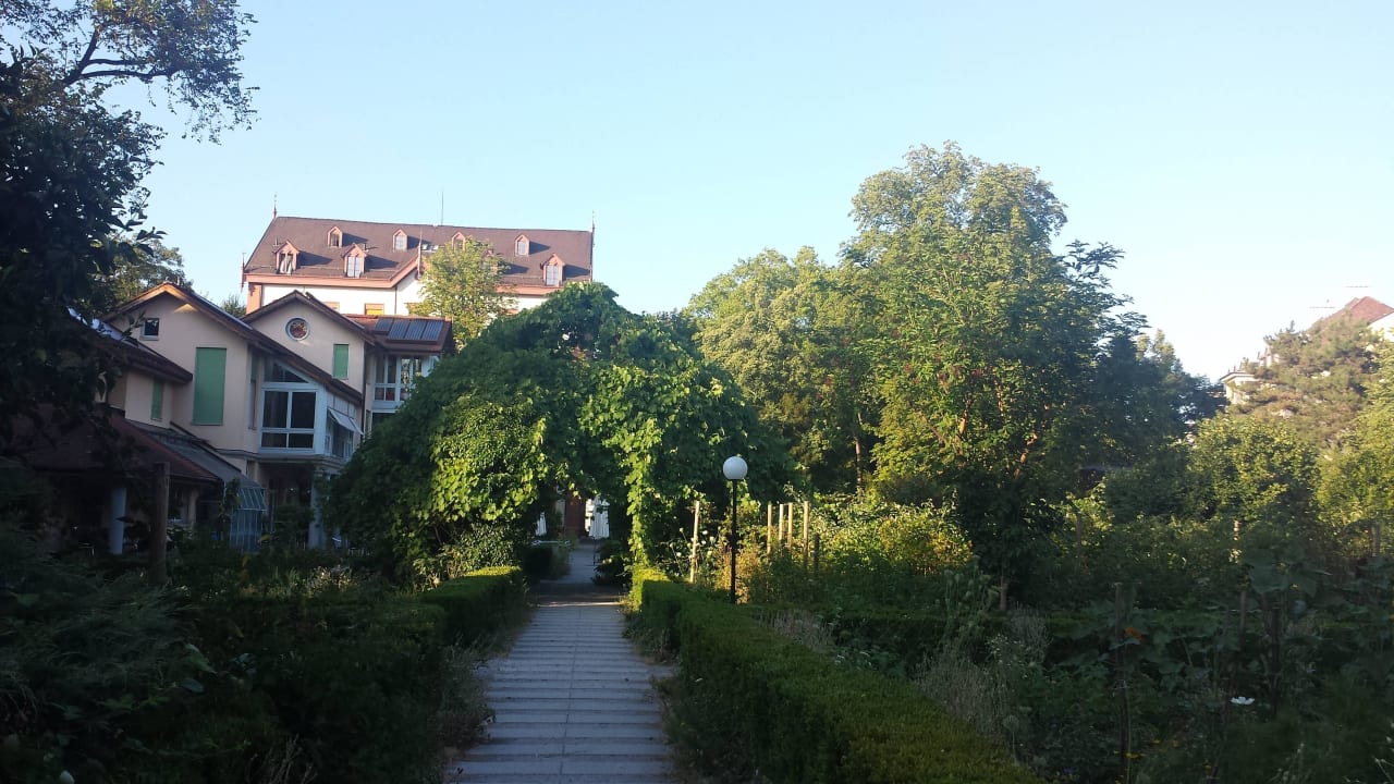Garten mit Frühstücksbereich Hotel Odelya