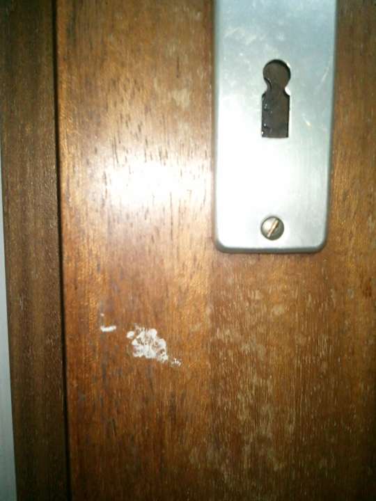 Zahnpasta an Badtür Hotel Maurer