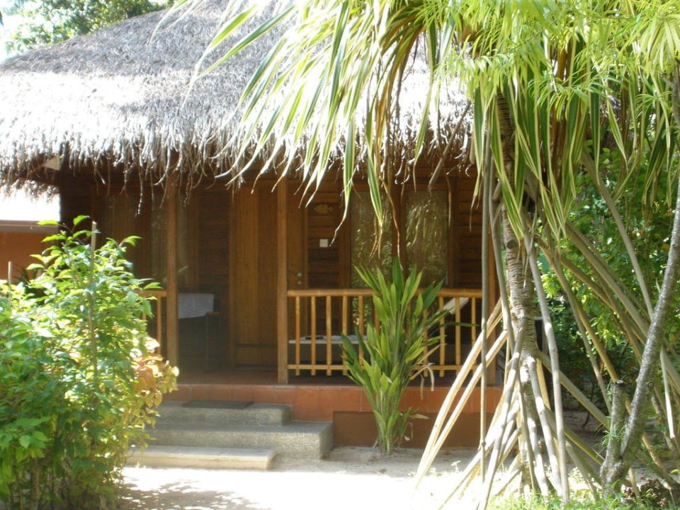 Beach Bungalow mit kleiner Terrasse Kuramathi Maldives