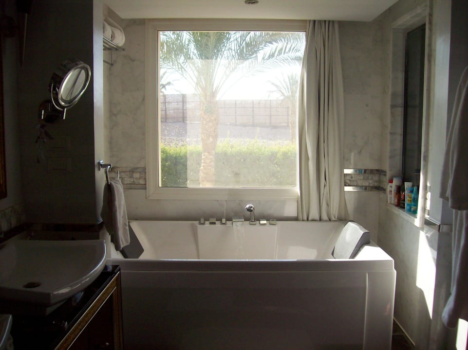 Der zum Bad gehörende Jacuzzi Premier Le Reve Hotel & Spa