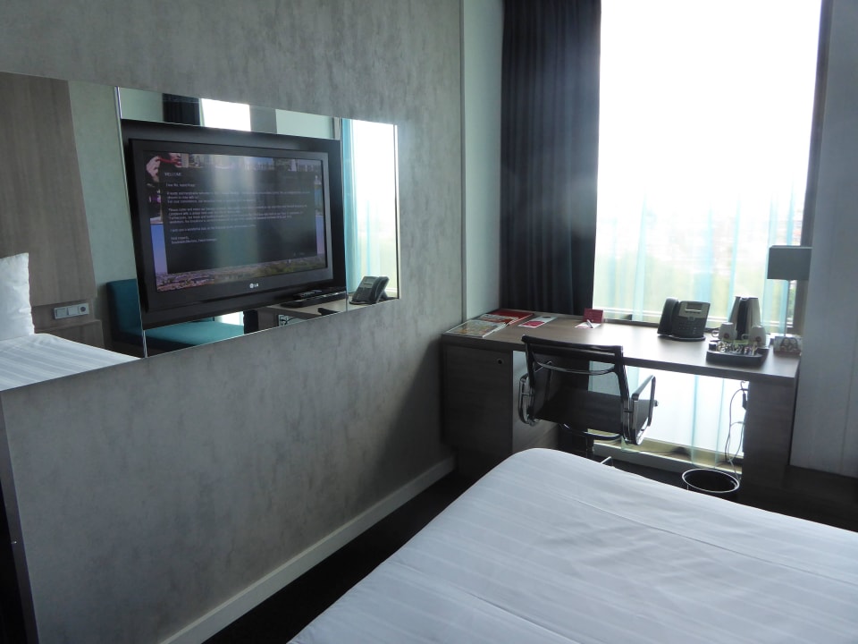 Schreibtisch mit TV Leonardo Hotel Amsterdam Rembrandtpark