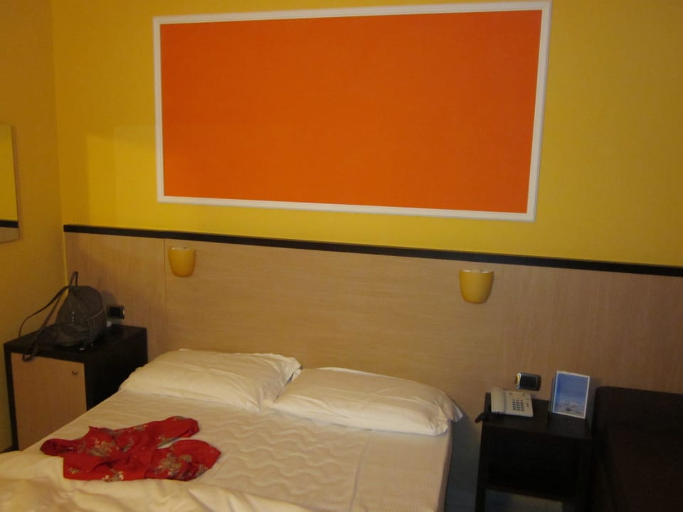 Zimmer 315: Bett Hotel Tirrenia