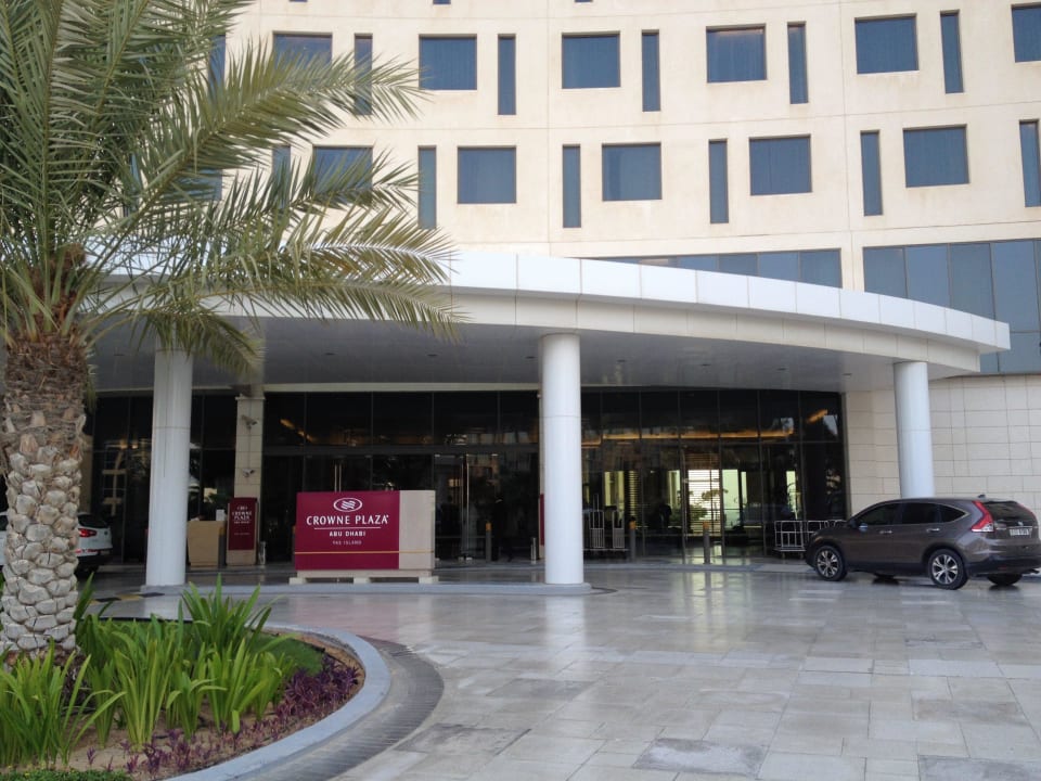 Eingang Crowne Plaza Hotel Yas Island