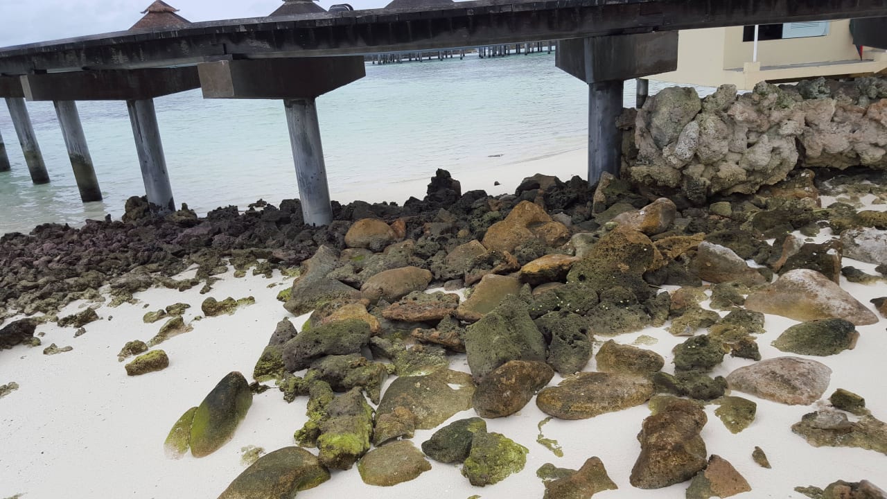 Zerfallene Mauer Korallenblöcke deutlich zu sehen Ellaidhoo Maldives by Cinnamon