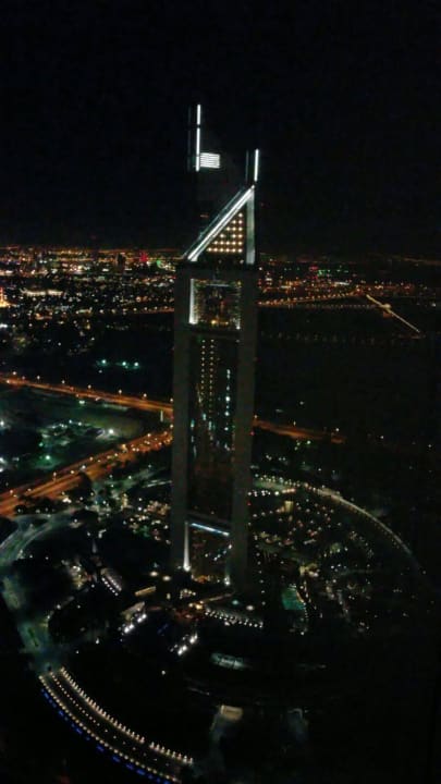 Von Gegenüber auf das Hotel gesehen Hotel Jumeirah Emirates Towers