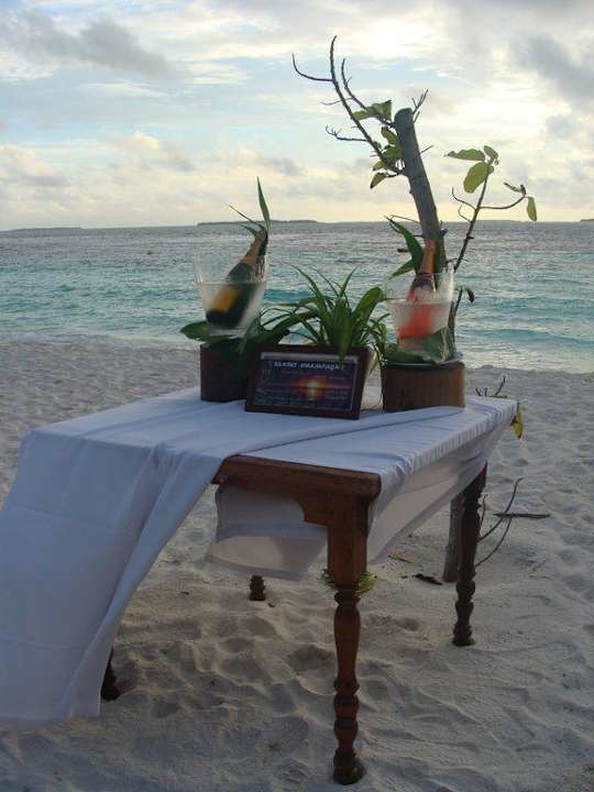 Strandabschnitt bei der Sunsetbar NH Collection Maldives Reethi Resort