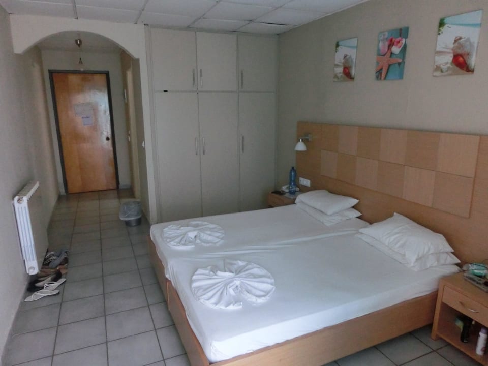 Bett und Schrank Hotel Albatros