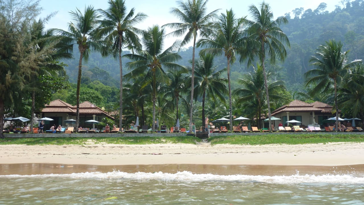 Blick vom Wasser auf's Hotel Khao Lak Bayfront Resort