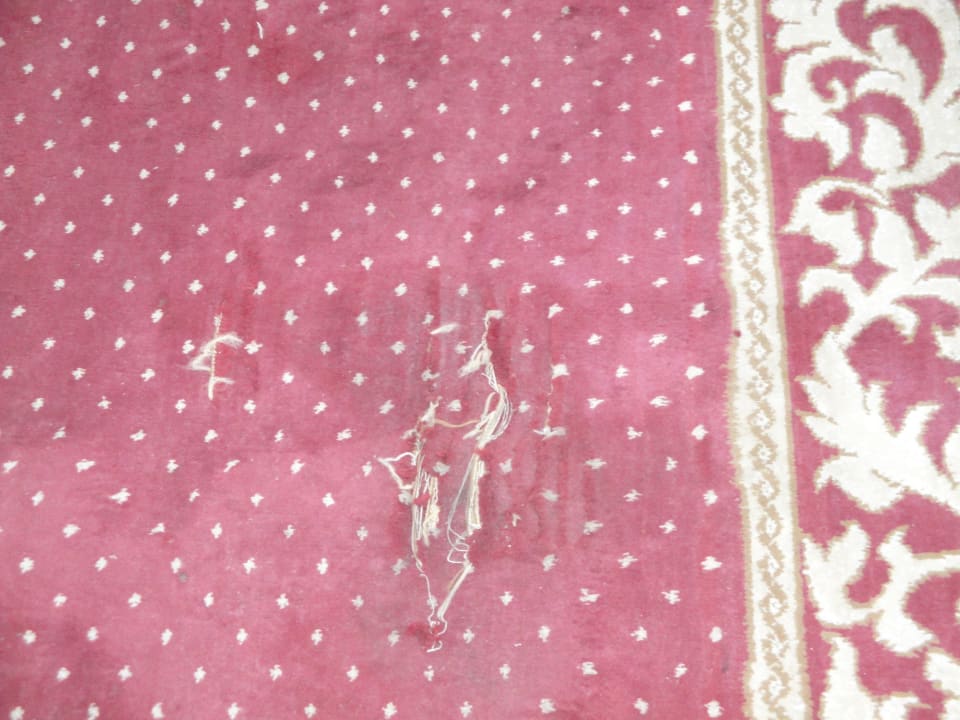 Überall zerstörter Teppich in den Fluren Hotel El Mouradi Skanes Beach