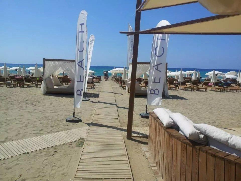Strand vom Hotel samt Liegen und Betten Blue Diamond Alya